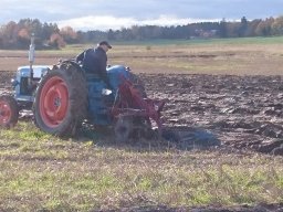 Plöjning vid Värla